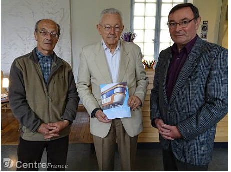 Grard Petit, Jean-Michel Herv et Gabriel Thvard, prsident de lassociation, ont prsent le bulletin. - Aigret Christine